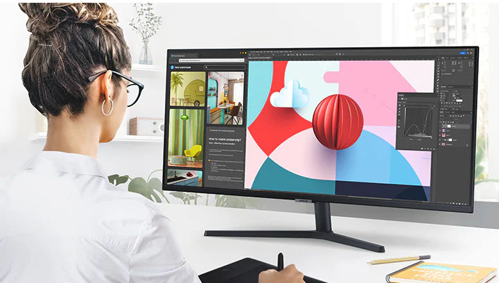El monitor S50GC sobre un escritorio muestra un programa de software de diseño en su amplia pantalla. La persona que utiliza el monitor también utiliza un bloc de dibujo digital mientras trabaja en el proyecto de diseño.