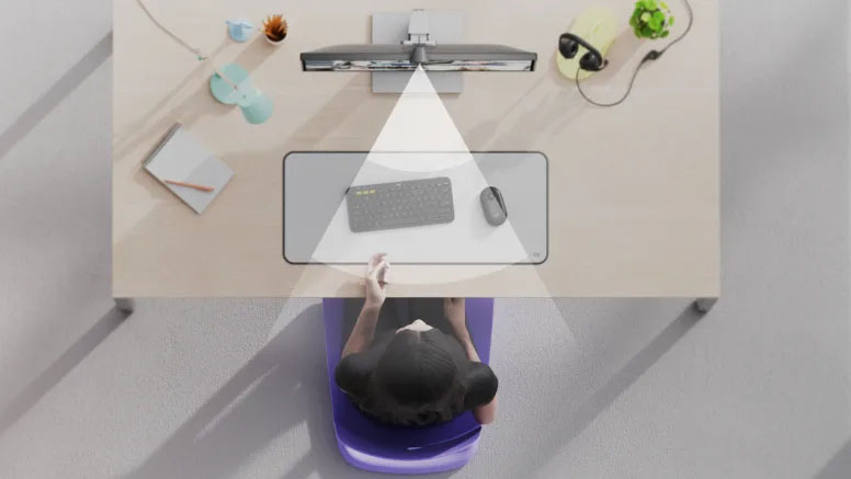 Una vista cenital del escritorio de una persona durante una videollamada, mostrando el área de la mesa capturada por el campo de visión de 70 grados de la webcam Logitech Brio 300.