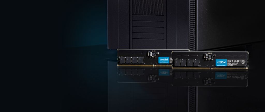 Módulos de memoria RAM Crucial DDR5 frente a un gabinete de PC en fondo oscuro