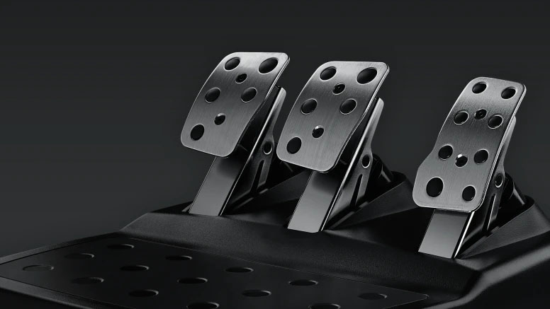 Primer plano de la pedalera de tres pedales (embrague, freno y acelerador) de acero inoxidable del Logitech G920