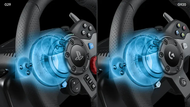 Primer plano comparando el volante Logitech G29 para PlayStation y el G920 para Xbox, mostrando los mecanismos internos de retroalimentación de fuerza con engranajes helicoidales en azul transparente