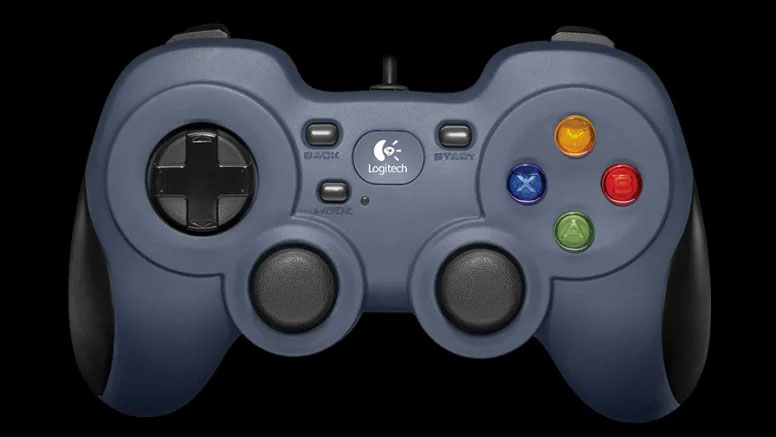 Primer plano del gamepad Logitech F310 de color azul oscuro, que muestra el D-pad, los joysticks duales, los botones de acción coloreados y los botones de inicio y retroceso.