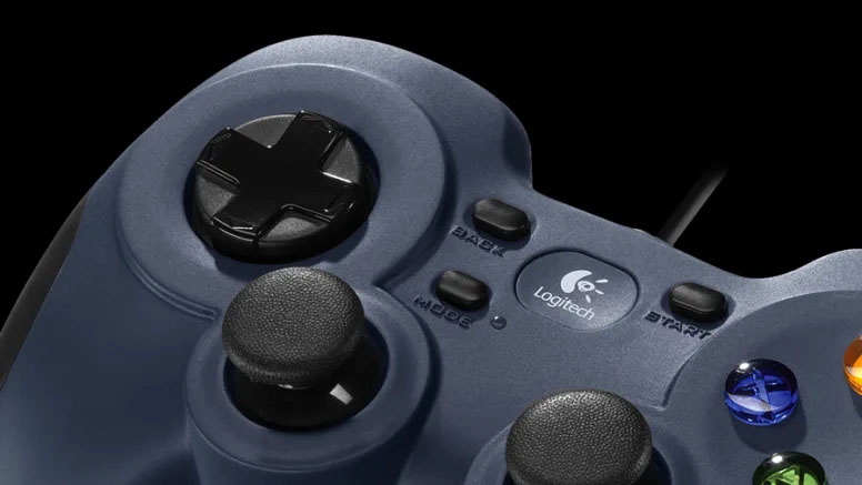 Primer plano del lado izquierdo superior del gamepad Logitech F310, que resalta el D-pad flotante, el joystick analógico izquierdo y los botones Modo, Retroceso y el logo de Logitech.
