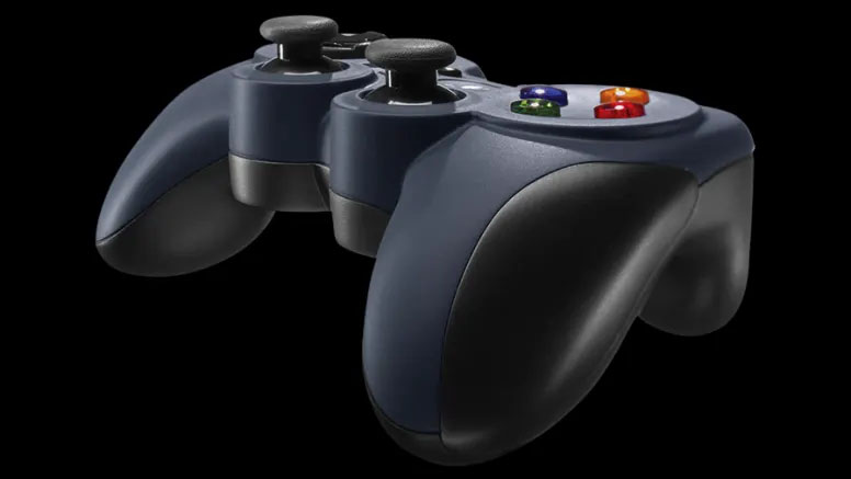 Vista angular del gamepad Logitech F310 de color azul oscuro, que muestra la parte derecha del controlador, los joysticks analógicos duales y los botones de acción coloreados.