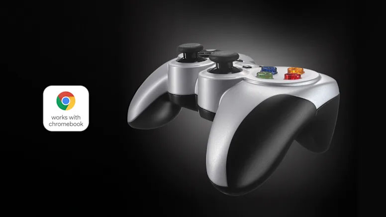 Mando inalámbrico Logitech F710 en color plateado y negro visto en ángulo, con el logo Works With Chromebook en la esquina inferior izquierda