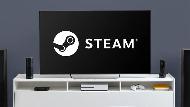Televisor mostrando el logotipo y nombre de Steam con fondo negro, sobre un mueble blanco con un Xbox One, parlantes y otros dispositivos