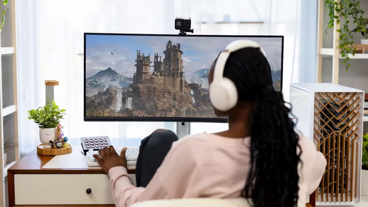Gamer en un entorno hogareño cómodo