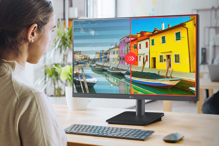 Persona usando una computadora con monitor LG que muestra una imagen dividida para comparar como Flicker Safe reduce el parpadeo invisible en la pantalla