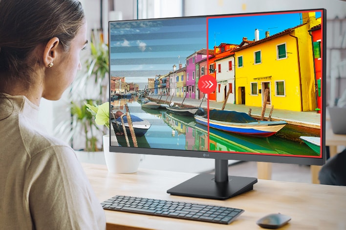 Persona usando una computadora con monitor LG que muestra una imagen dividida para comparar como Flicker Safe reduce el parpadeo invisible en la pantalla
