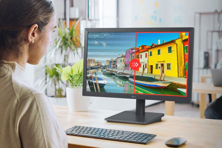 Persona usando una computadora con monitor LG que muestra una imagen dividida para comparar como Flicker Safe reduce el parpadeo invisible en la pantalla