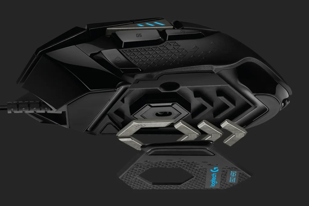 Vista inferior del Mouse Logitech G502 HERO, detallando las cinco pesas de 3,6 g