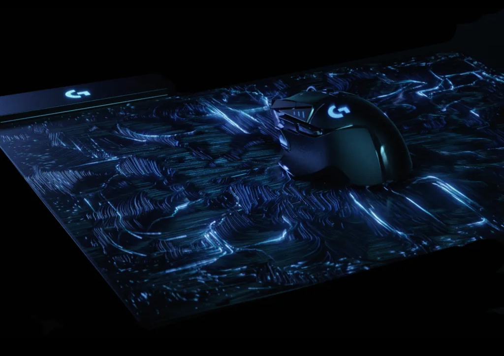 Mouse Logitech G502 HERO, sobre un MousePad con Carga inalámbrica POWERPLAY