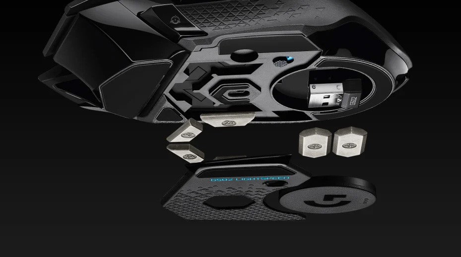 plano inferior del mouse Logitech G502 LIGHTSPEED, donde se ve el Sistema de peso personalizable