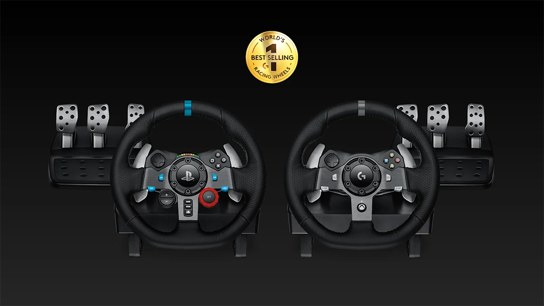 Comparación frontal de los volantes de carreras Logitech G29 para PlayStation y G920 para Xbox con sus pedaleras, destacando la frase El volante de carreras más vendido del mundo