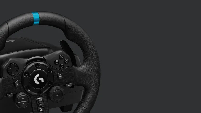 Primer plano del volante de carreras Logitech G923 TRUEFORCE mostrando los controles del centro, las paletas de cambio y la costura de cuero negro con la banda central azul.