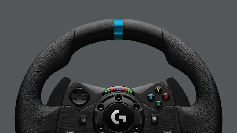 Primer plano central del volante Logitech G923 TRUEFORCE mostrando los botones de Xbox de colores, el indicador LED de RPM y la banda central azul.