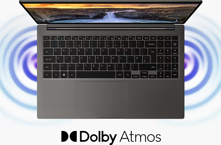 Una vista superior de un Galaxy Book3 en color grafito, abierto y mirando hacia adelante con un fondo de pantalla de paisaje natural en la pantalla y ondas de sonido saliendo de los dos altavoces. También se muestra el logotipo de Dolby Atmos.