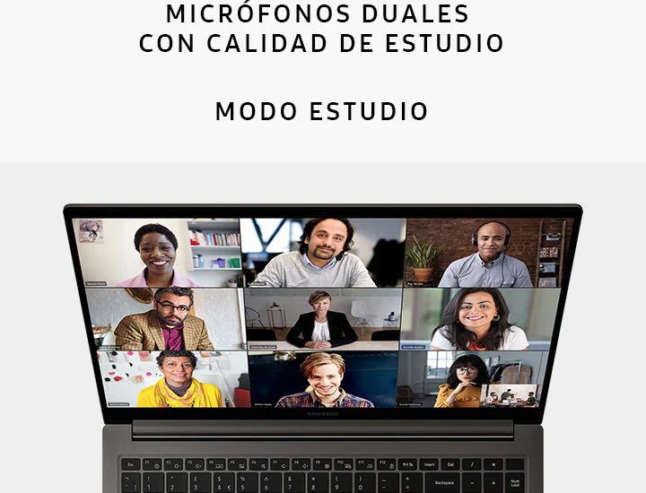 Una vista superior de un Galaxy Book3 de color grafito, abierto y mirando hacia adelante con la aplicación Microsoft Teams abierta en la pantalla y nueve personas mostradas en una videollamada. También se mencionan: Micrófonos duales de calidad de estudio y Modo estudio.