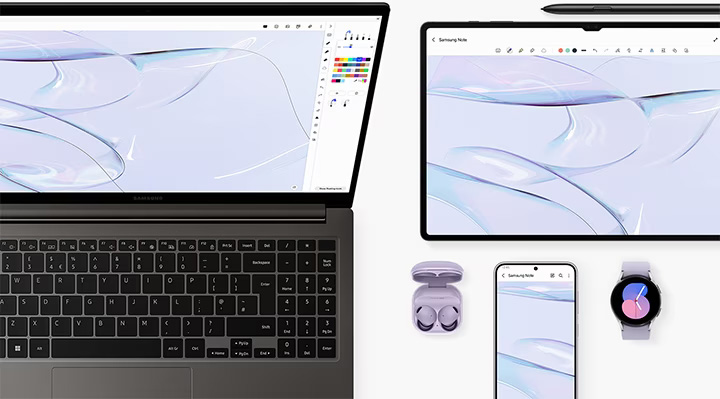 Una vista superior de un Galaxy Book3 de color grafito, abierto y mirando hacia adelante con la aplicación Samsung Notes abierta en la pantalla. Junto a la computadora portátil se colocan un Galaxy Tab S8 Ultra con S Pen, un smartphone Galaxy S23 Plus, un Galaxy Watch5 Bora Purple y unos Galaxy Buds2 Pro Bora Purple.