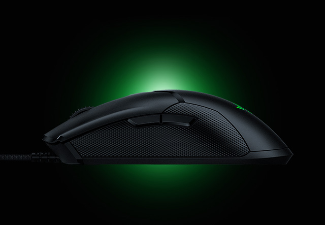 Razer Viper 8KHz, perfil izquierdo, fondo gradient