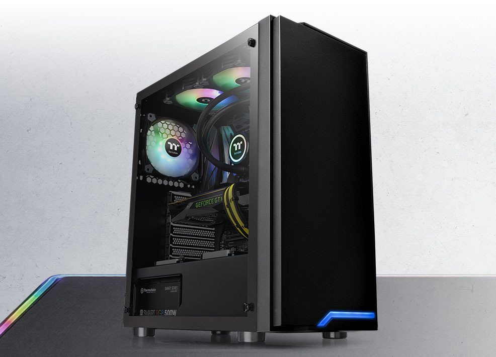 Gabinete Thermaltake H100 TG ATX Mid Tower, sobre un escritorio