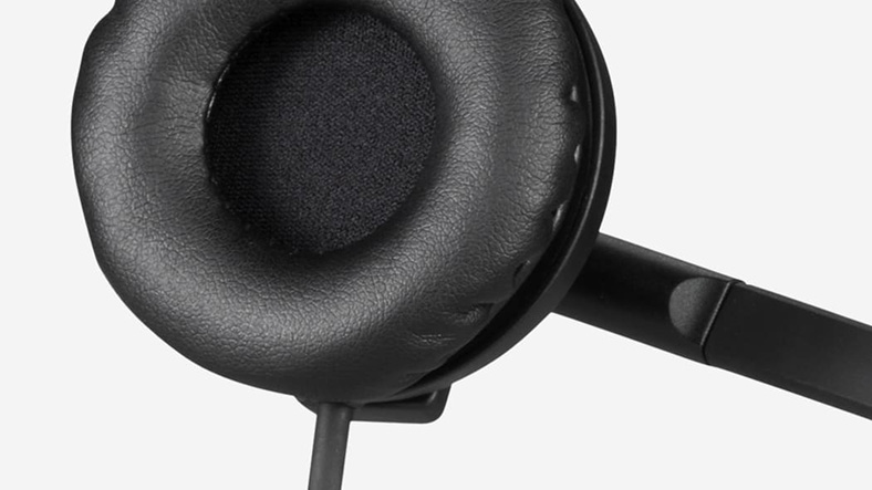primer plano de los auriculares con almohadillas de piel sintética