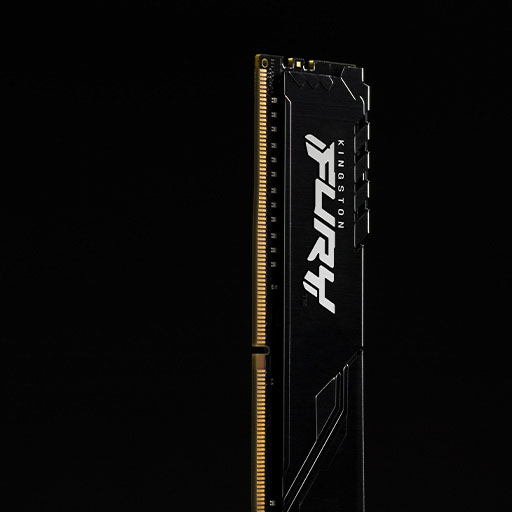 Módulo de memoria Kingston FURY Beast DDR4 puesto sobre un fondo negro