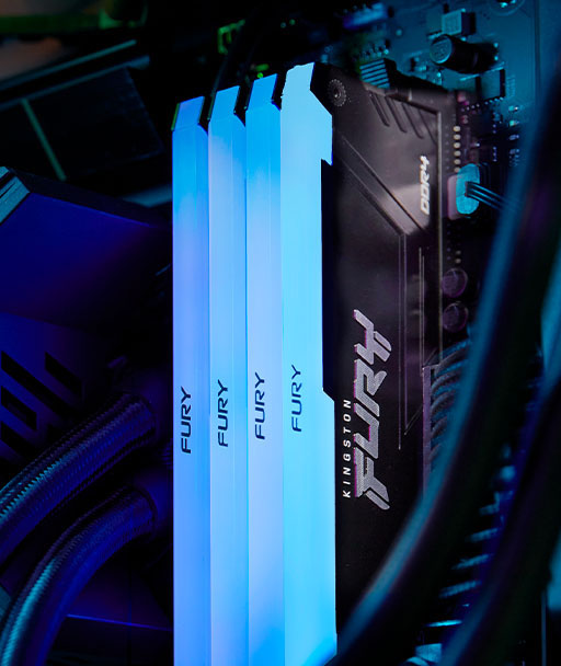 Primer plano de 4 Módulos de memoria Kingston FURY Beast RGB DDR4 instalados en un equipo