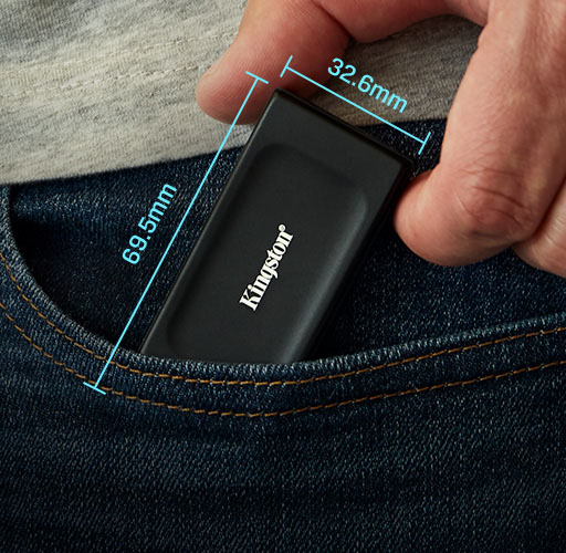 Una mano sosteniendo el SSD portátil XS1000 con las dimensiones mostradas: 69.54 x 32.58mm