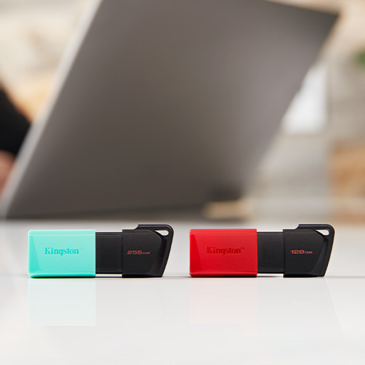 Dos unidades flash USB DT Exodia M, una con tapón de color verde y otra con tapón de color rojo