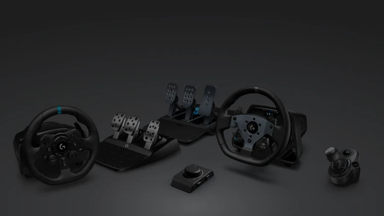 Composición de varios productos Logitech de simulación de carreras en color negro, incluyendo dos volantes G923 TRUEFORCE, dos juegos de pedales y un shifter, sobre un fondo oscuro.
