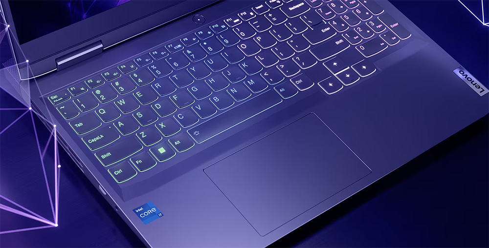 Primer plano del teclado Lenovo LOQ 15IRH8 con retroiluminación RGB encendida