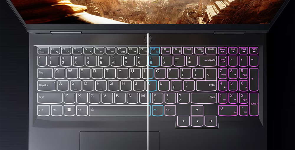 Primer plano a vista de pájaro del teclado Lenovo LOQ 15IRH8 con la retroiluminación encendida, un lado blanco y el otro lado RGB
