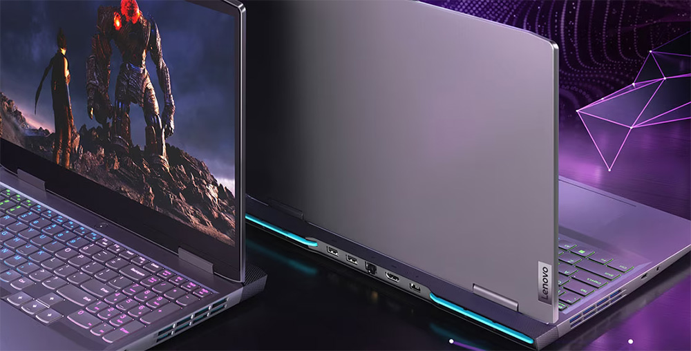 Dos Lenovo LOQ 15IRH8 uno detrás del otro con un juego en la pantalla