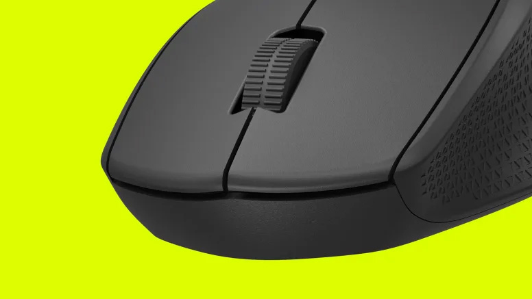 Primer plano de la parte frontal de un Mouse Inalámbrico Logitech M280 de color negro con rueda de desplazamiento, sobre fondo amarillo brillante.