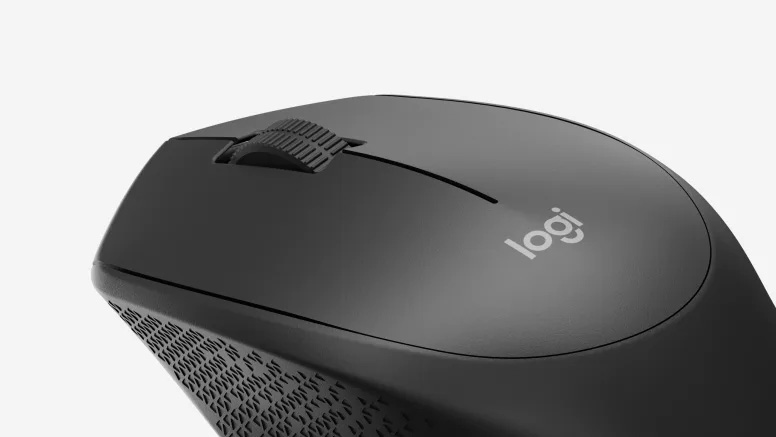 Vista trasera en primer plano de un Mouse Inalámbrico Logitech M280 de color negro con textura lateral y diseño ergonómico.