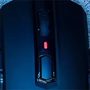 Vista superior del mouse Corsair M55 RGB PRO, detallando los botones centrales