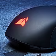 Vista del mouse Corsair M55 RGB PRO, mostrando el logo iluminado de Corsair