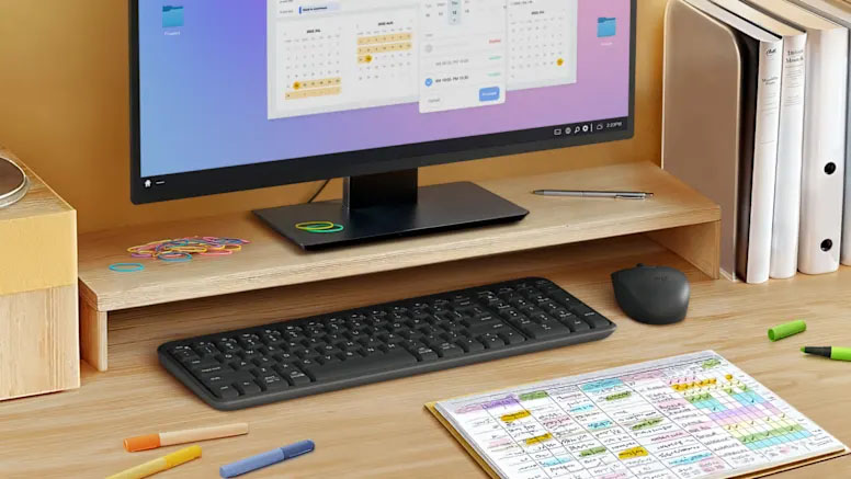 Combo Logitech Bluetooth® Wireless MK250 con teclado compacto y mouse en un escritorio organizado con monitor, calendario y útiles escolares
