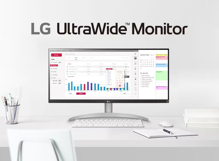 Monitor LG UltraWide™ 29WQ600-W de 29 pulgadas sobre un escritorio blanco con teclado, mouse y útiles, mostrando una interfaz de productividad dividida en varias secciones.