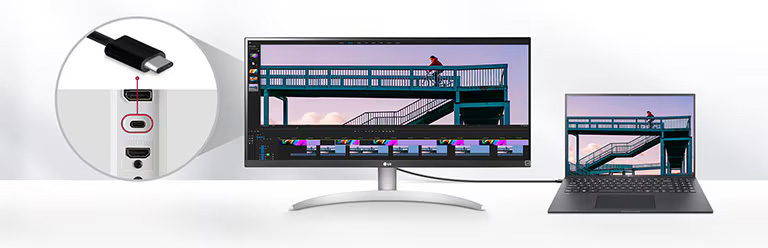 Monitor LG UltraWide conectado a una notebook mediante cable USB-C, mostrando la misma imagen extendida en ambas pantallas, con un detalle ampliado del puerto USB-C en el monitor.