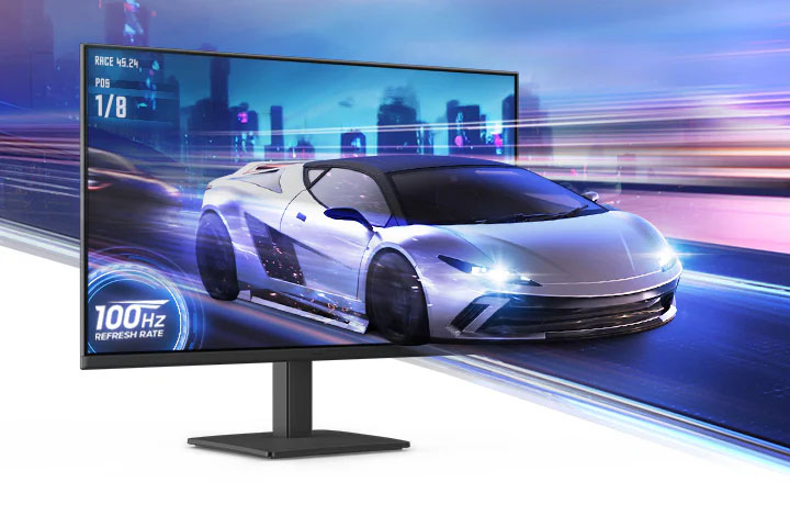 Monitor mostrando un videojuego de carreras con un auto deportivo plateado saliendo de la pantalla, destacando la tasa de refresco de 100 Hz y una experiencia inmersiva en alta velocidad