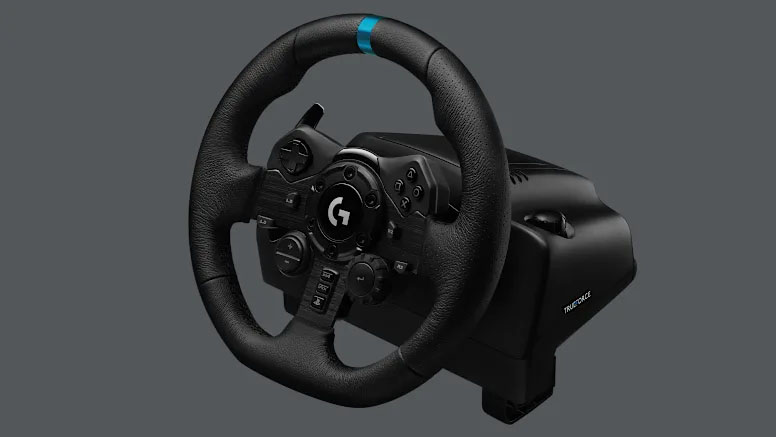 Vista de ángulo del volante de carreras Logitech G923 TRUEFORCE en color negro con su banda central azul, mostrando el acabado de cuero y los botones de control en la base.