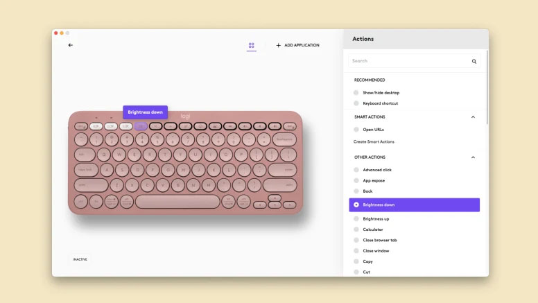 Una ventana de configuración del software Logi Options+ para personalizar el teclado Logitech Pebble Keys 2 K380s rosado, asignando la acción Bajar Brillo a la tecla F4.