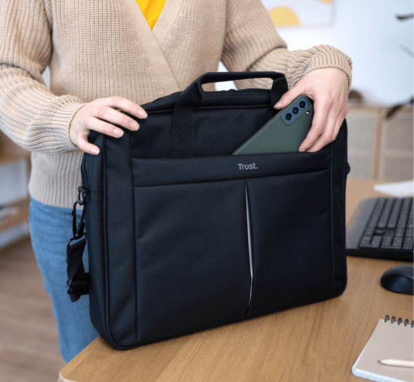Bolso Trust Primo Carry negro para notebook con bolsillo frontal y espacio para guardar el celular