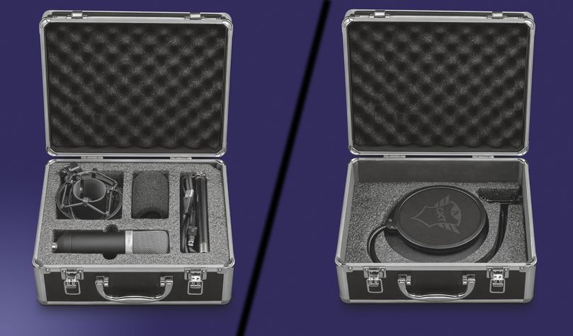 Estuche de viaje de aluminio con interior de espuma personalizado, abierto y mostrando compartimentos para el Micrófono USB para estudio Trust GXT 252 Emita y sus accesorios en un fondo azul.