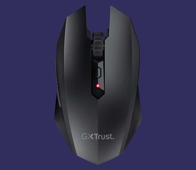 Mouse gaming inalámbrico Trust GXT 115 Macci negro visto desde arriba, con luz LED roja en la rueda y textura en los laterales, sobre un fondo púrpura oscuro.