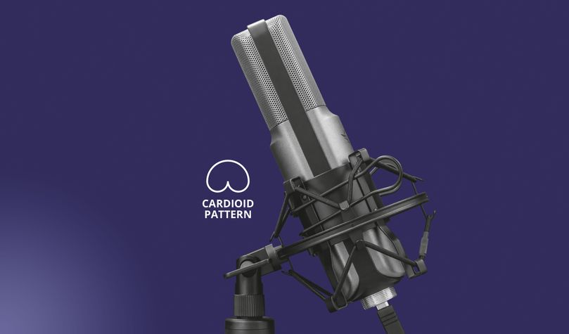Micrófono USB para streaming Trust GXT 242 Lance con patrón polar cardioide, montado en soporte antivibratorio, sobre fondo azul oscuro.
