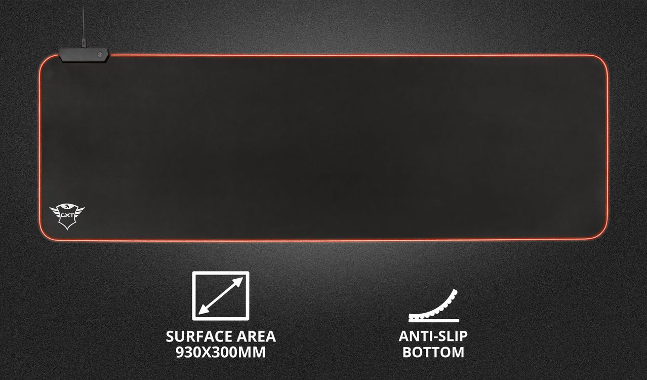 Mouse Pad RGB Trust GXT 764 Glide-Flex XXL con bordes rojos iluminados, incluye un logotipo de GXT en la esquina inferior izquierda. Las dimensiones son de 930x300mm y tiene base antideslizante, indicadas en la parte inferior.