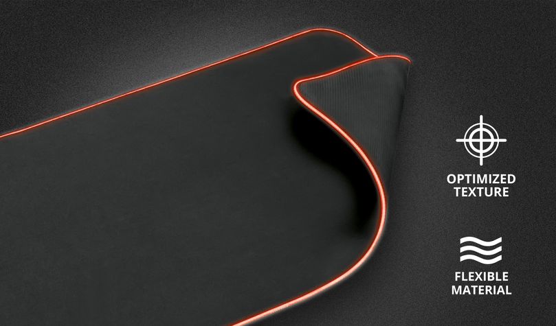 Mouse Pad para juegos con bordes iluminados en rojo. 2 iconos indican de la textura optimizada para el seguimiento del mouse y del material flexible. Sobre un fondo oscuro.